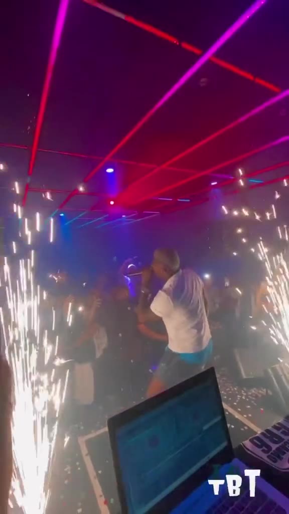 Registro de evento com apresentação e iluminação
